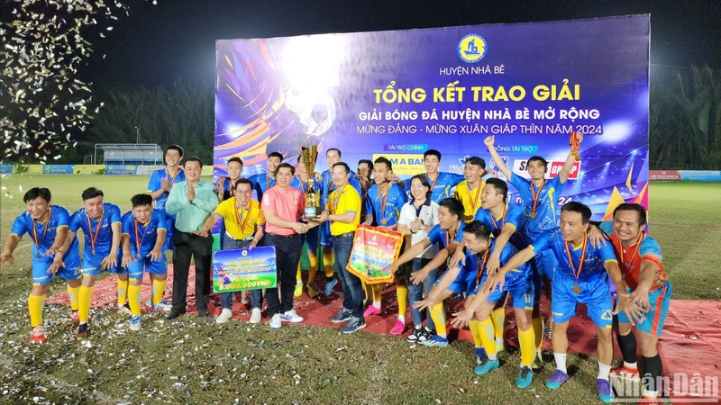 Ban Tổ chức trao cúp cho đội vô địch giải đấu