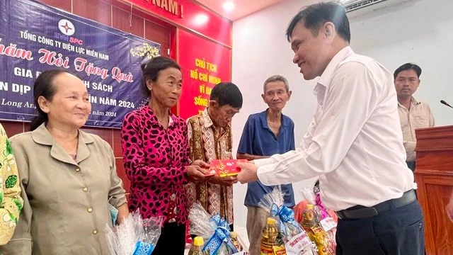 Ông Nguyễn Phước Đức tặng quà Tết cho người dân tại huyện Tân Thạnh, tỉnh Long An
