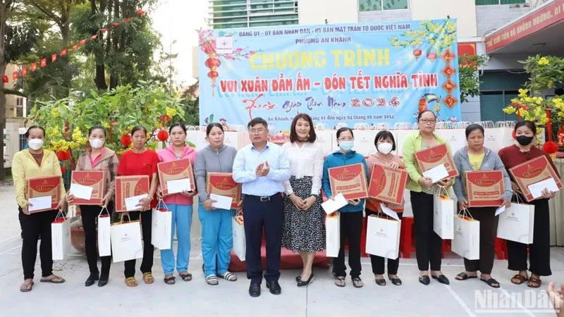 Ông Võ Minh Thắng, Phó Tổng Giám đốc EVNGENCO3 và bà Trần Thị Hồng, Bí thư Đảng ủy Phường An Khánh trao quà cho các hộ dân trên địa bàn phường.