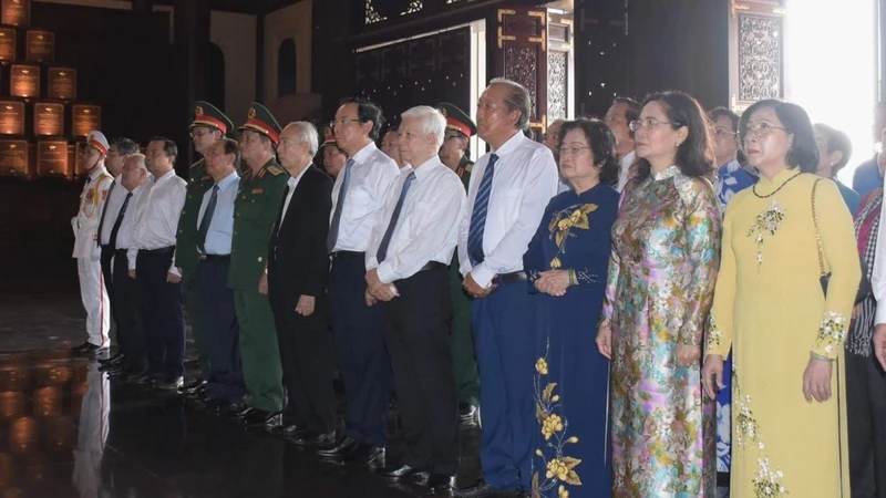 Các đồng chí lãnh đạo, nguyên lãnh đạo Đảng, Nhà nước, Thành phố Hồ Chí Minh dự buổi họp mặt. (Ảnh: Minh Khang)