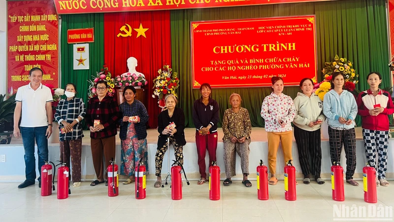 Đại diện Lớp K74. A01, Học viện chính trị khu vực 2, Học viện chính trị quốc gia Hồ Chí Minh trao quà cho các hộ dân.