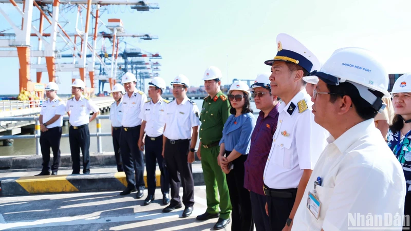 Đoàn Đại biểu Quốc hội tỉnh Bà Rịa-Vũng Tàu khảo sát thực tế cụm cảng Tân Cảng Cái Mép Thị Vải.
