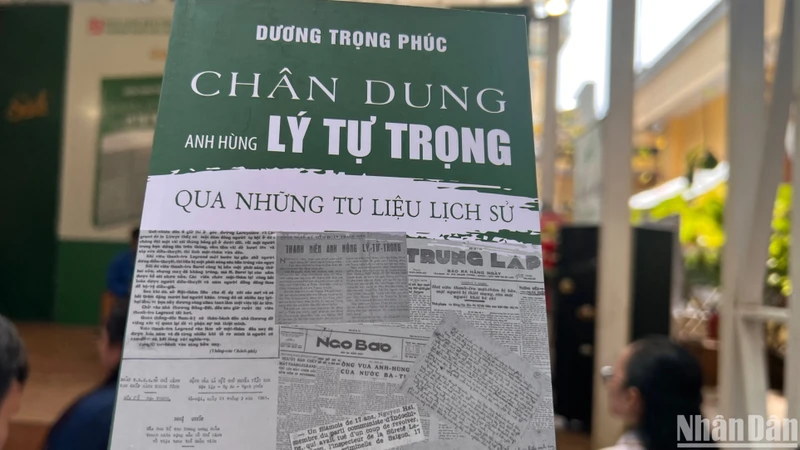 Bìa tác phẩm “Chân dung Anh hùng Lý Tự Trọng qua nhưng tư liệu lịch sử” của tác giả Dương Trọng Phúc