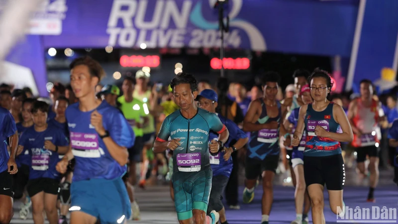Các vận động viên tranh tài tại giải chạy bộ Run To Live lần 1 năm 2024.