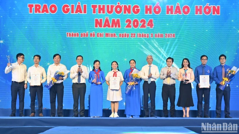 Lãnh đạo Thành phố Hồ Chí Minh trao giải cho đại diện các đơn vị đoạt giải thưởng Hồ Hảo Hớn