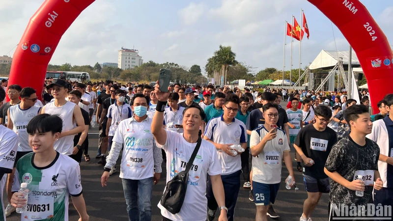 Tuổi trẻ Thành phố Hồ Chí Minh tham gia chạy bộ tuyên truyền tiết kiệm điện.