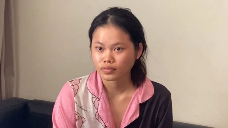Đối tượng Phạm Huỳnh Nhật Vi thời điểm bị phát hiện giữ hai bé gái. (Ảnh: Công an cung cấp)
