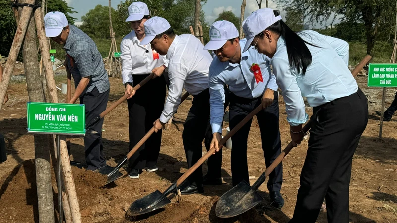 Lãnh đạo thành phố, các địa phương, đơn vị trồng cây xanh tại thành phố Thủ Đức