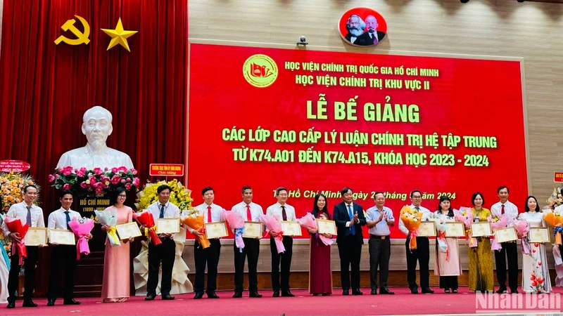 PGS.TS Nguyễn Quốc Dũng, Giám đốc Học viện Chính trị Khu vực II trao Giấy khen cho các học viên đạt thành tích xuất sắc trong khóa học.