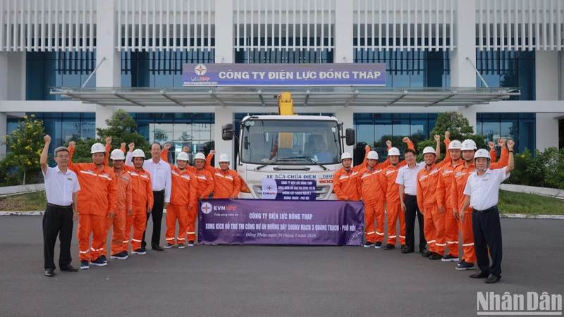 Các kỹ sư, công nhân EVNSPC lên đường làm nhiệm vụ thi công đường dây 500kV mạch 3 Quảng Trạch-Phố Nối.