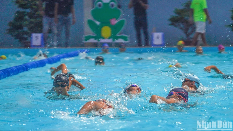 Các tay bơi nhí tranh tài tại Giải bơi Chú ếch xanh 2024.