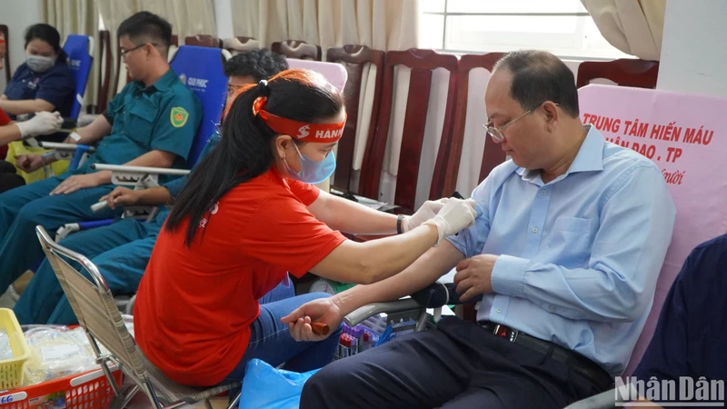 Phó Bí thư Thường trực Thành ủy Thành phố Hồ Chí Minh Nguyễn Hồ Hải tham gia hiến máu tại chương trình.