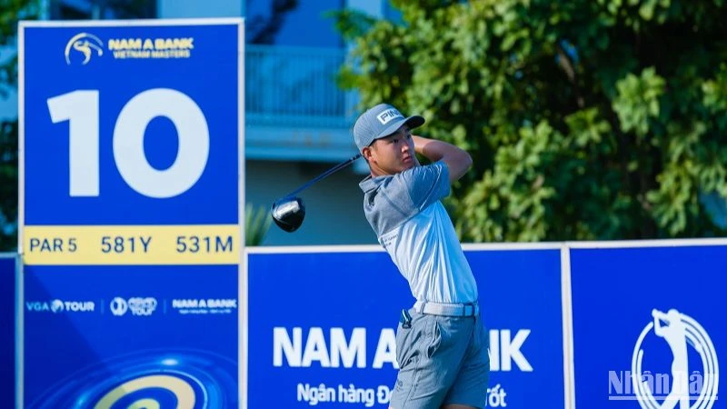 Tay golf thi đấu tại giải Nam A Bank Vietnam Masters 2024 .