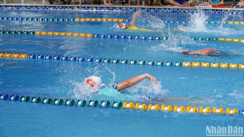 Các vận động viên nhí tranh tài tại giải bơi.