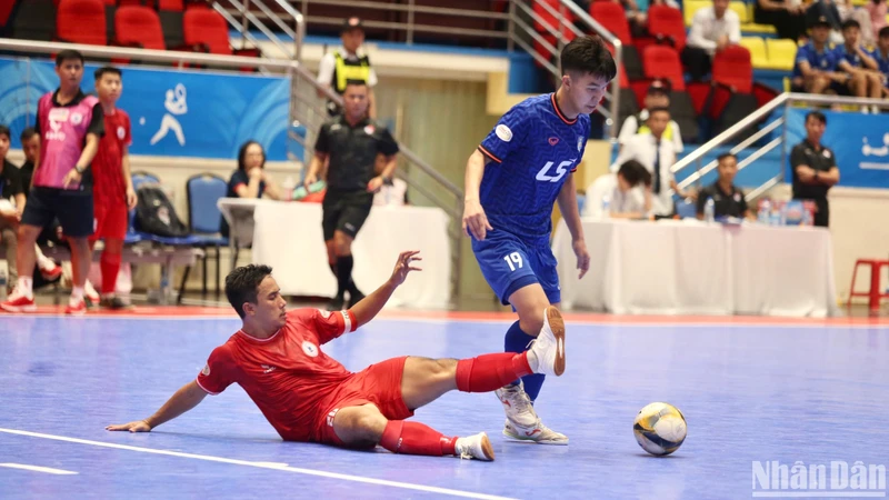Một tình huống bóng trong trận đấu giữa cầu thủ hai đội Thái Sơn Bắc-Tân Hiệp Hưng Thành phố Hồ Chí Minh