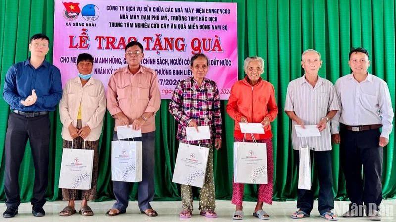 Ông Nguyễn Thanh Hà, Phó chủ tịch Công đoàn EPS (ngoài cùng bên trái) tặng quà các thương bệnh binh, gia đình chính sách tại xã Sông Xoài.