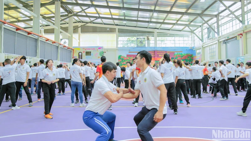 Các giáo viên tập huấn võ tự vệ và võ nhạc Vovinam.