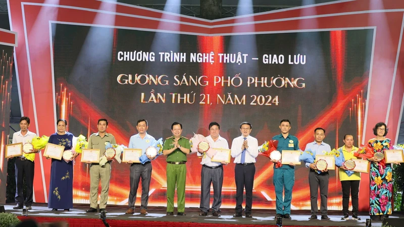 Lãnh đạo Công an Thành phố Hồ Chí Minh tuyên dương các gương sáng tại chương trình.