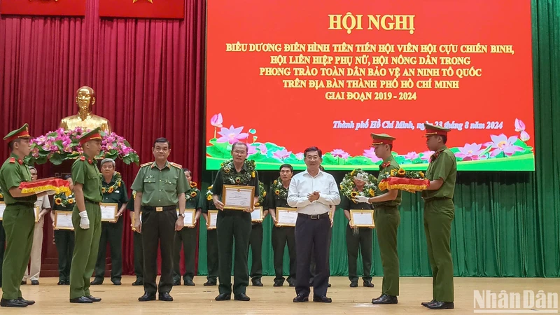 Lãnh đạo Ủy ban nhân dân và Công an Thành phố Hồ Chí Minh trao bằng khen biểu dương các cá nhân điển hình tiên tiến trong phong trào bảo vệ an ninh Tổ quốc.