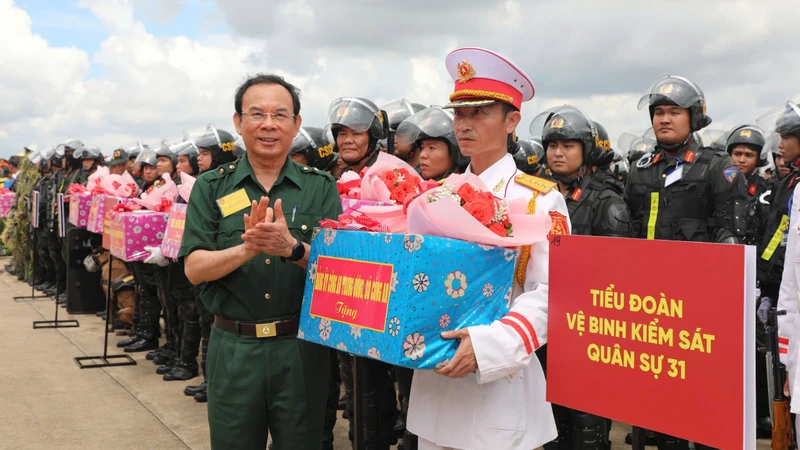 Bí thư Thành ủy Thành phố Hồ Chí Minh Nguyễn Văn Nên tặng quà cho cán bộ, chiến sĩ tham gia buổi diễn tập. (Ảnh: Công an cung cấp)