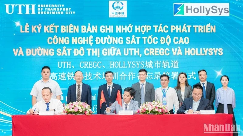 Đại diện UTH , CREGC và HollySys tổ chức ký thỏa thuận hợp tác về đào tạo, nghiên cứu khoa học và chuyển giao công nghệ đường sắt tốc độ cao và đường sắt đô thị.