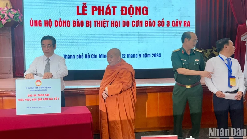 Lãnh đạo Thành phố Hồ Chí Minh trao ủng hộ đồng bào các tỉnh miền bắc gặp thiên tai, bão lũ.