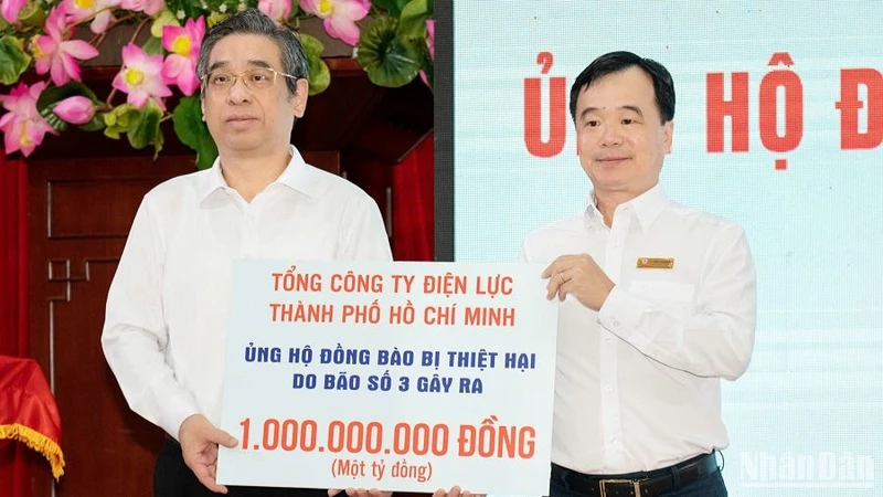 Đại diện Đảng ủy EVNHCMC trao 1 tỷ đồng ủng hộ đồng bào bị thiệt hại do bão số 3 gây ra tại miền bắc.