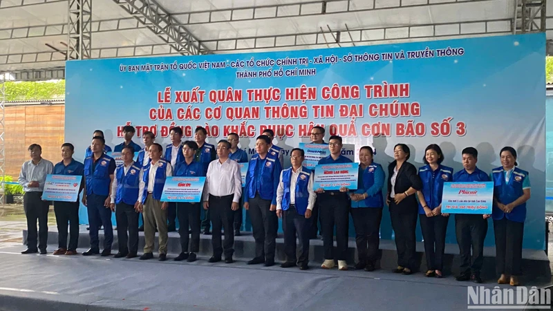 Lãnh đạo Thành phố Hồ Chí Minh động viên các đơn vị trước giờ lên đường hỗ trợ đồng bào miền bắc khắc phục hậu quả bão lũ, thiên tai. (Ảnh: HUYỀN TRÂN)