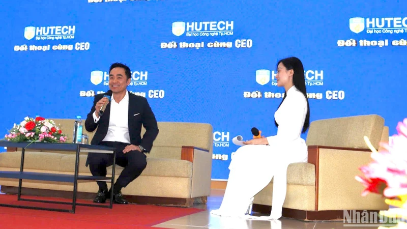 CEO Louis Nguyễn đối thoại, chia sẻ với sinh viên về quá trình vượt khó của bản thân.