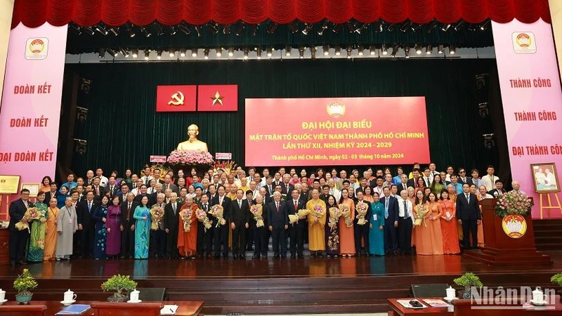 Lãnh đạo Trung ương, Thành phố Hồ Chí Minh tặng hoa chúc mừng các Ủy viên Ủy ban Mặt trận Tổ quốc Việt Nam Thành phố Hồ Chí Minh khóa 12.