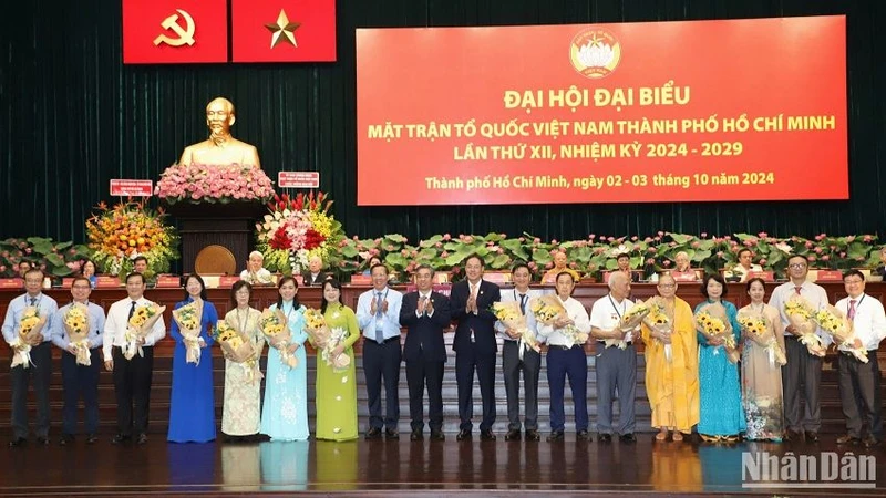 Lãnh đạo Ủy ban nhân dân Thành phố Hồ Chí Minh tặng hoa chúc mừng các đại biểu dự đại hội.