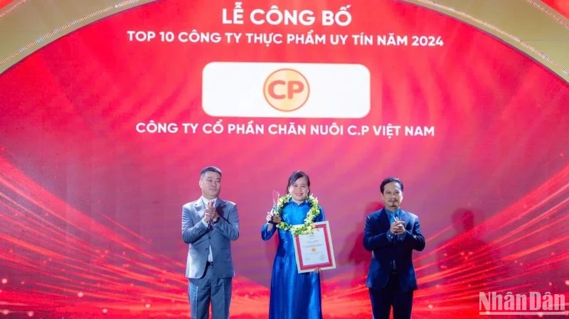 Đại diện C.P. Việt Nam nhận chứng nhận, Kỷ niệm chương từ ban tổ chức chương trình