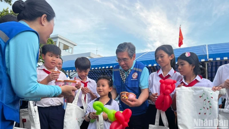 Đồng chí Nguyễn Phước Lộc - Phó Bí thư Thành ủy, Chủ tịch Ủy ban Mặt trận Tổ quốc Thành phố Hồ Chí Minh tặng quà cho trẻ em trên đảo Thổ Chu.