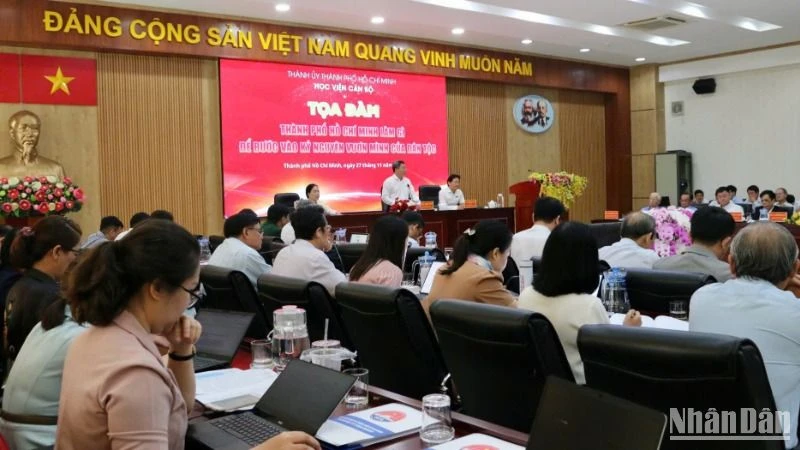 Quang cảnh buổi tọa đàm.