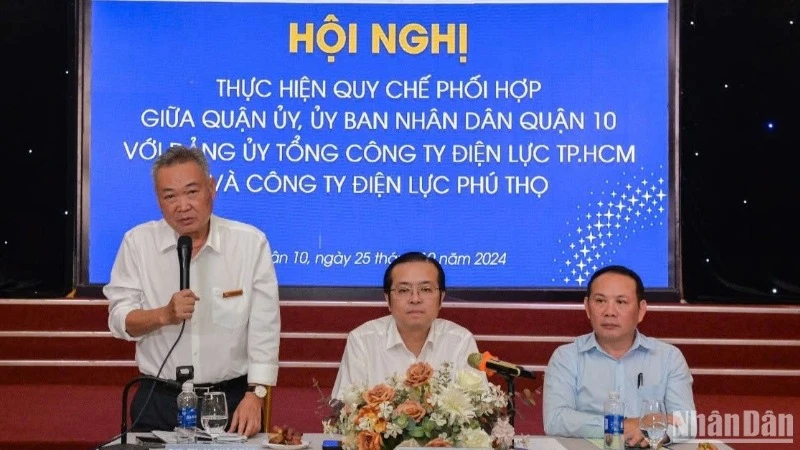 Ông Phạm Quốc Bảo, Chủ tịch Hội đồng Thành viên EVNHCMC làm việc với Quận ủy, Ủy ban nhân dân Quận 10 về công tác cung cấp điện trên địa bàn.