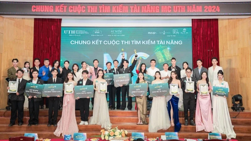 Ban tổ chức trao giải cho các thí sinh đạt giải của cuộc thi. 