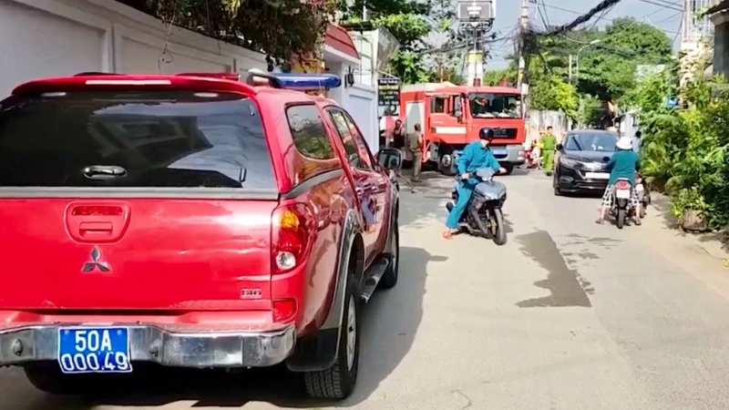 Các lực lượng chức năng phong tỏa hiện trường để chữa cháy và điều tra nguyên nhân vụ việc.