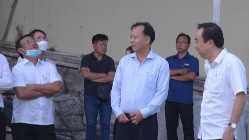 Bí thư Huyện ủy Đông Hải (Bạc Liêu) Trần Thanh Mến kiểm tra, chỉ đạo khắc phục hậu quả các vụ sạt lở tại địa phương.