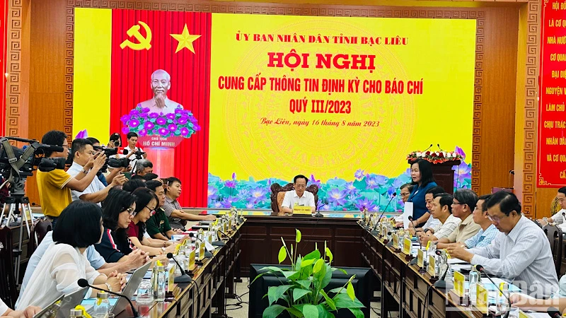 Phóng viên các cơ quan báo chí nêu nhiều câu hỏi nóng tại địa phương với lãnh đạo tỉnh Bạc Liêu. Ảnh: Trọng Duy