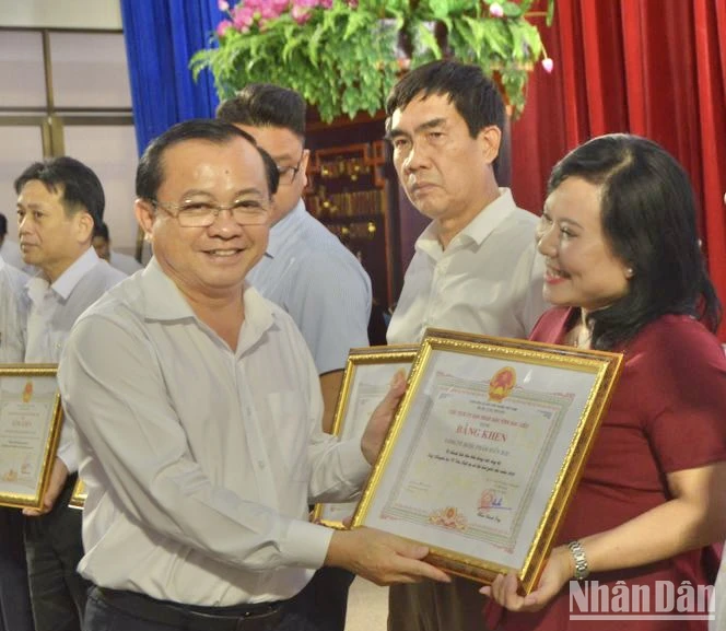 Phó Chủ tịch Thường trực Ủy ban nhân dân tỉnh Bạc Liêu Lê Tấn Cận trao bằng khen các doanh nghiệp, nhà hảo tâm tích cực ủng hộ Quỹ Khuyến học của tỉnh.