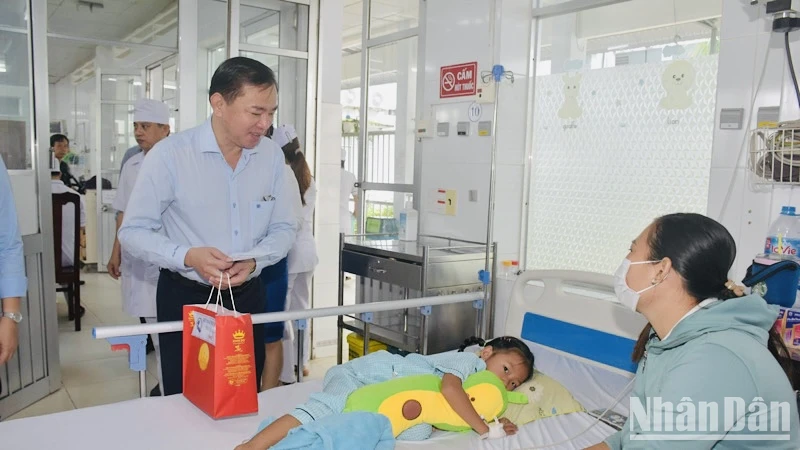 Phó Chủ tịch Ủy ban nhân dân tỉnh Bạc Liêu Phan Thanh Duy đến tận các giường bệnh tặng quà Tết Trung thu cho các em không may mắn, đang điều trị tại bệnh viện. 