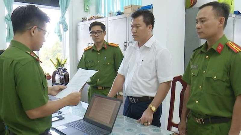 Cơ quan Cảnh sát điều tra Công an tỉnh Bạc Liêu đọc lệnh khởi tố bị can và bắt giam Nguyễn Minh Tân. (Ảnh: Trọng Nguyễn)