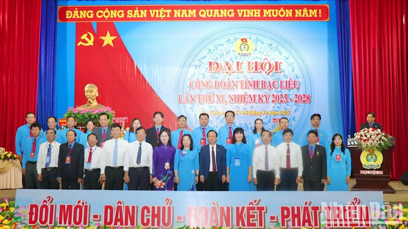 Các đồng chí lãnh đạo chụp ảnh lưu niệm với Ban Chấp hành Công đoàn tỉnh Bạc Liêu nhiệm kỳ mới.