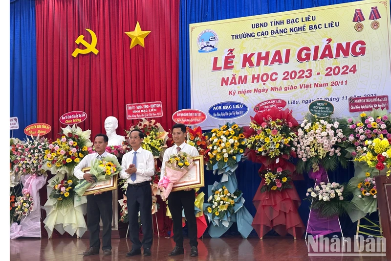 Trưởng Ban Tổ chức Tỉnh ủy Bạc Liêu Hồ Thanh Thủy đến dự Lễ khai giảng và trao Bằng khen, hoa cho các giáo viên của Trường có thành tích xuất sắc. (Ảnh: TRỌNG DUY)