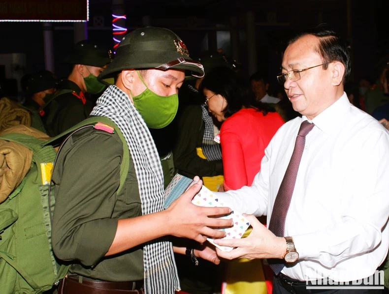 Đồng chí Lê Tấn Cận, Phó Chủ tịch Thường trực Ủy ban nhân dân tỉnh Bạc Liêu (người tặng quà tân binh địa phương) vừa được bổ nhiệm giữ chức Thứ trưởng Tài chính.