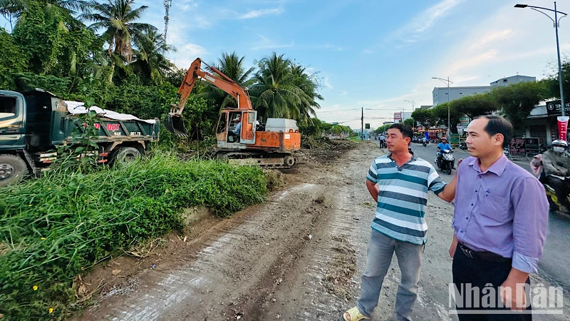 Chủ tịch Ủy ban nhân dân phường 1, thành phố Bạc Liêu Hồng Văn Vẹn trực tiếp chỉ đạo các đơn vị khẩn trương thi công tuyến đường "huyết mạch" này. (Ảnh: TRỌNG DUY)