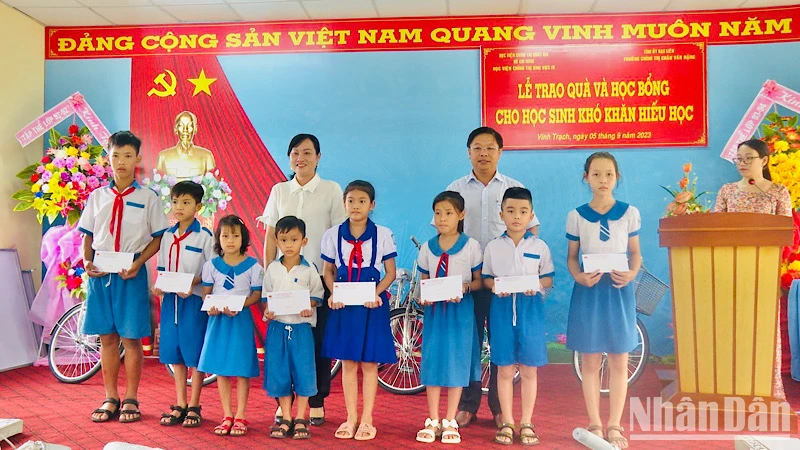Các đồng chí Đỗ Ái Lam, Phó Chủ tịch Ủy ban nhân dân thành phố Bạc Liêu (nữ) và Trưởng phòng Giáo dục và Đào tạo thành phố Bạc Liêu Trần Bằng Phi trao quà, học bổng các em học sinh khó khăn, hiếu học.