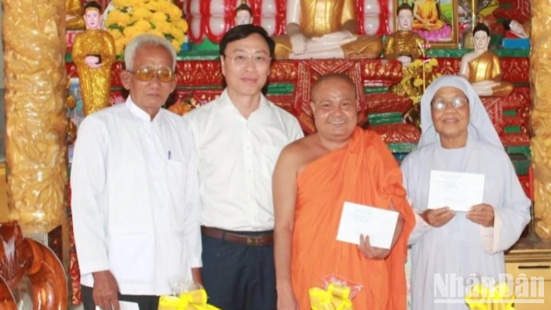 Đồng chí Huỳnh Hữu Trí (áo trắng, giữa) Thường vụ Tỉnh ủy, Bí thư Thành ủy Bạc Liêu thường xuyên đến thăm, tặng quà các vị sư tại các chùa Khmer của thành phố Bạc Liêu.