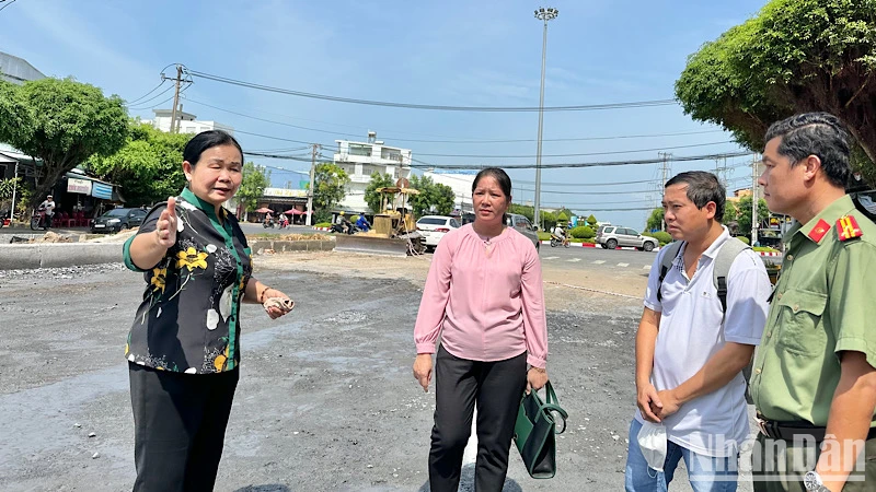 Lãnh đạo Tổ công tác của Ủy ban nhân dân tỉnh Bạc Liêu đến tận hiện trường gặp gỡ, trao đổi trực tiếp với gia đình hộ bà Nguyễn Thị Hường để giải quyết dứt điểm vụ việc khiếu nại kéo dài. 
