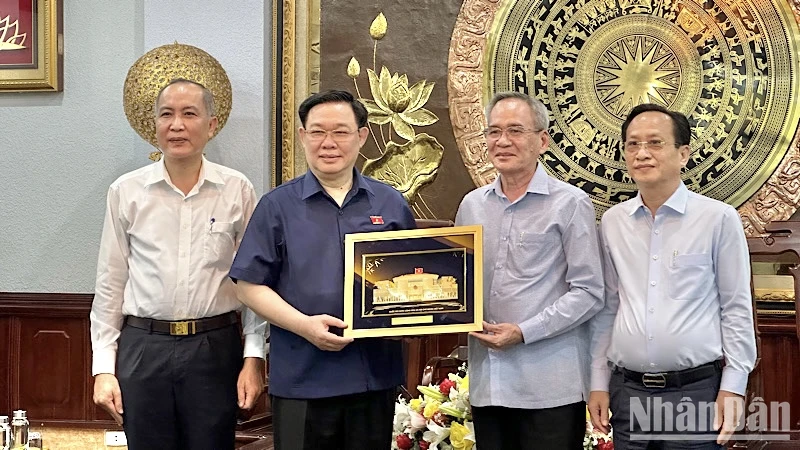 Đồng chí Vương Đình Huệ tặng quà lưu niệm các đồng chí lãnh đạo chủ chốt tỉnh Bạc Liêu. (Ảnh TRỌNG DUY)
